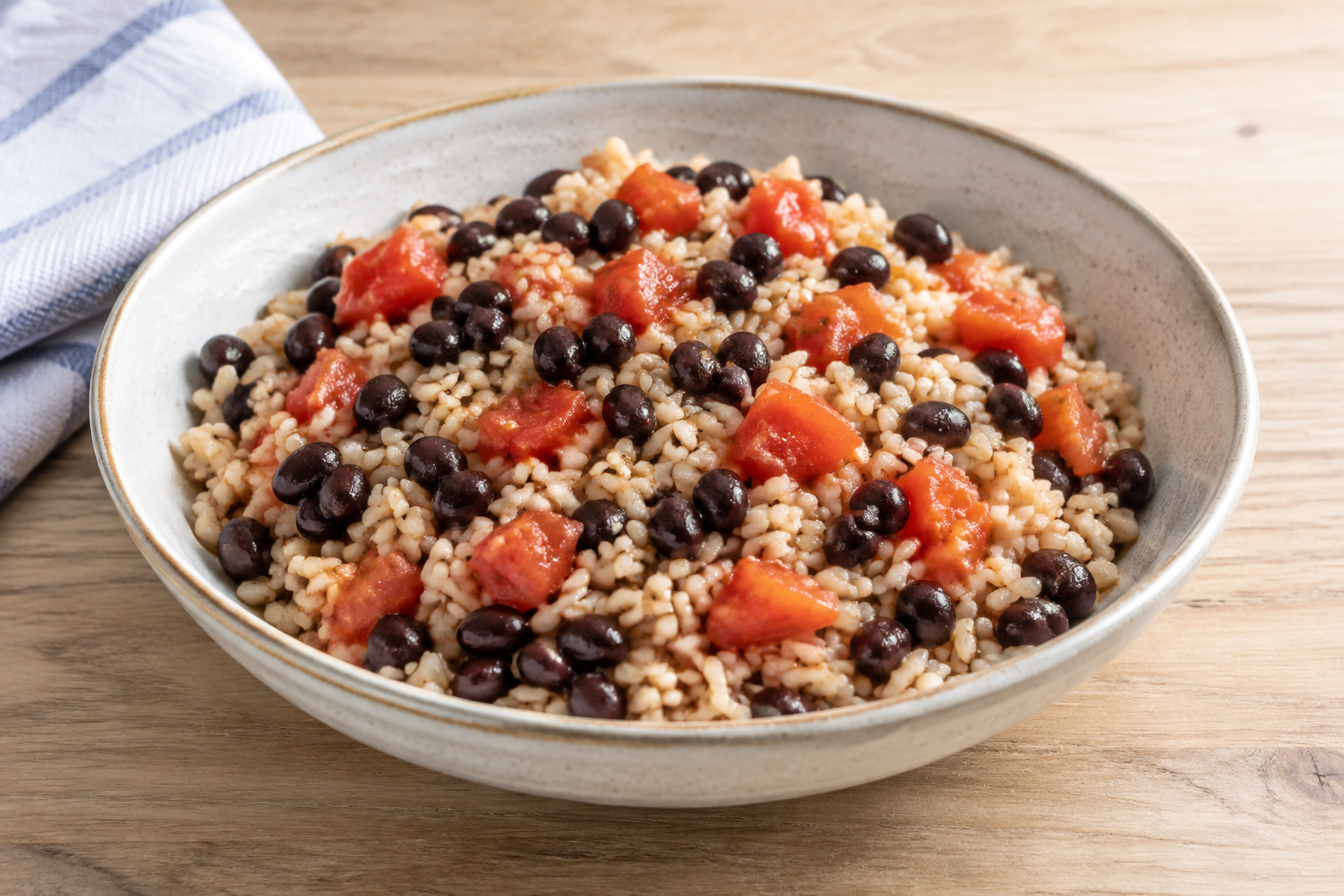 Quinoa quente com feijão preto cozido e tomate · arroz integral